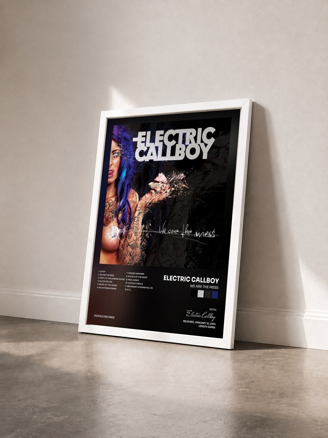 #blanc Tableau de l'album We Are the Mess de Electric Callboy vu de trois quarts, cadre blanc