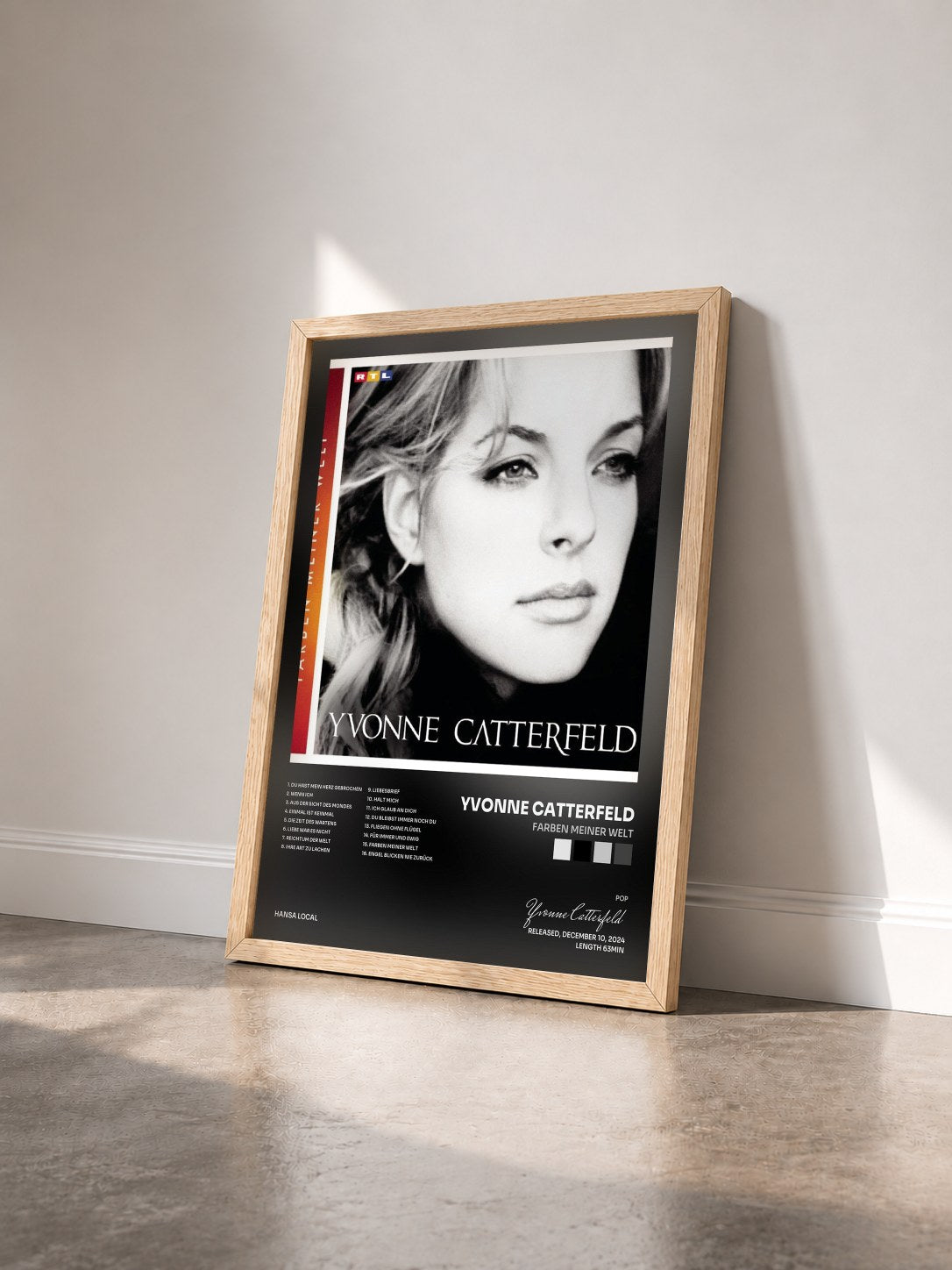 #bois Tableau de l'album Farben meiner Welt de Yvonne Catterfeld vu de trois quarts, cadre en bois brut