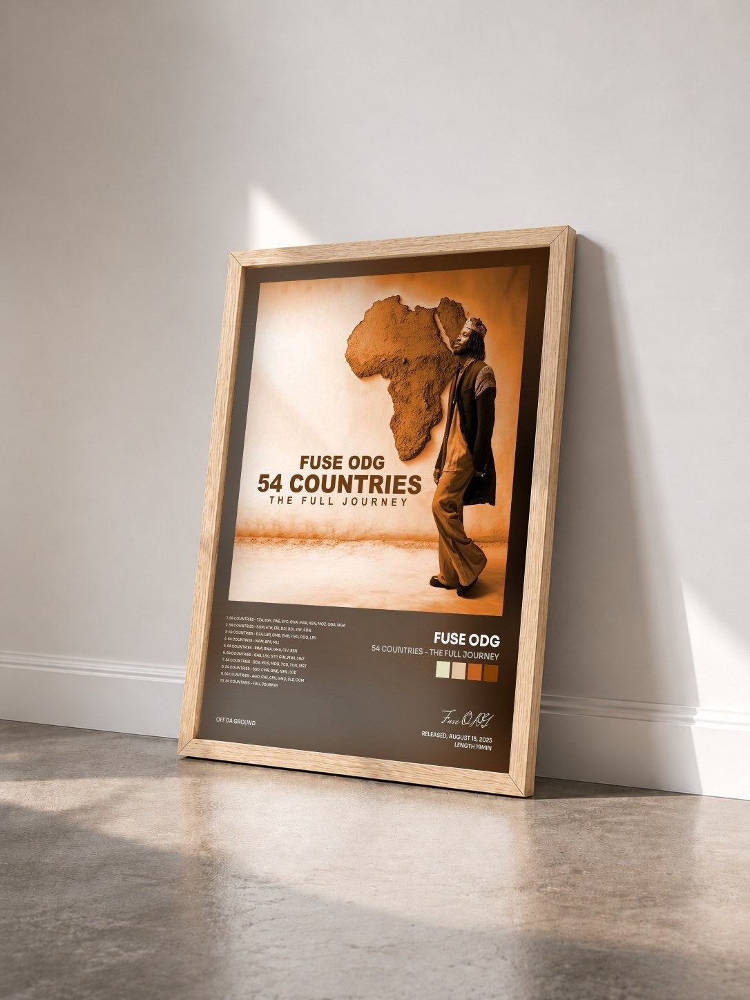 #bois Tableau de l'album 54 Countries - The Full Journey de Fuse ODG vu de trois quarts, cadre en bois brut