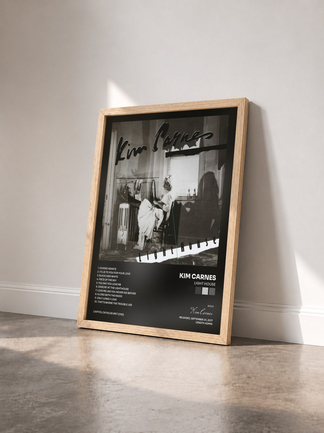 #bois Tableau de l'album Light House de Kim Carnes vu de trois quarts, cadre en bois brut