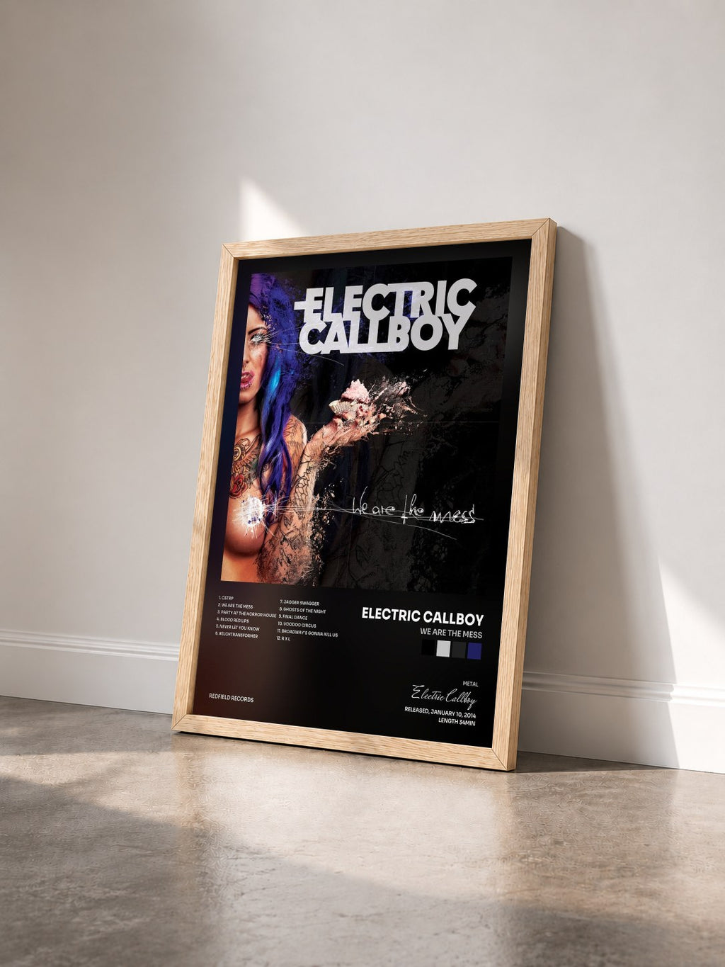 #bois Tableau de l'album We Are the Mess de Electric Callboy vu de trois quarts, cadre en bois brut