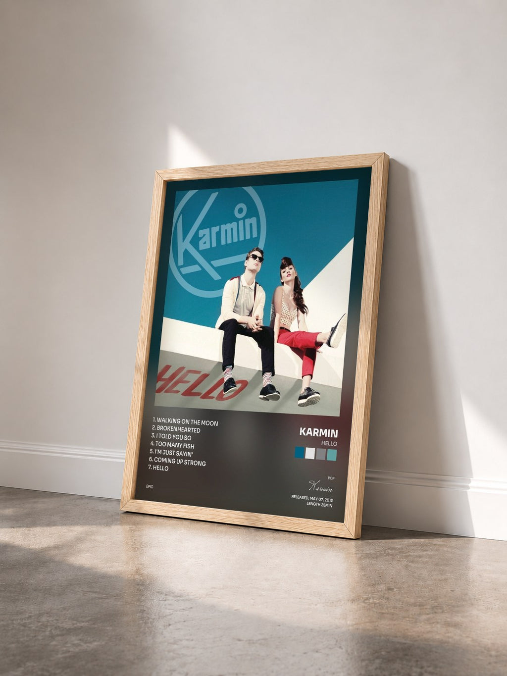 #bois Tableau de l'album Hello de Karmin vu de trois quarts, cadre en bois brut