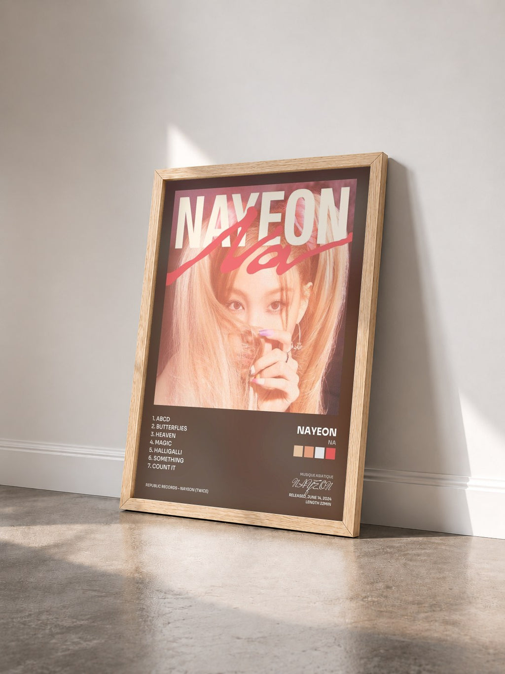 #bois Tableau de l'album NA de NAYEON vu de trois quarts, cadre en bois brut