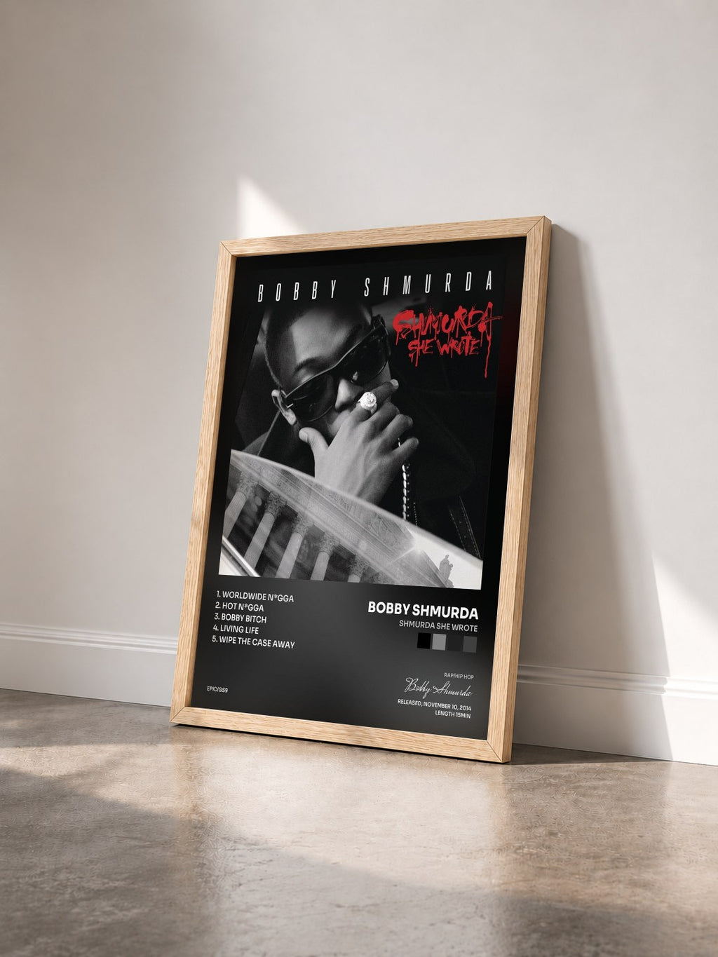 #bois Tableau de l'album Shmurda She Wrote de Bobby Shmurda vu de trois quarts, cadre en bois brut