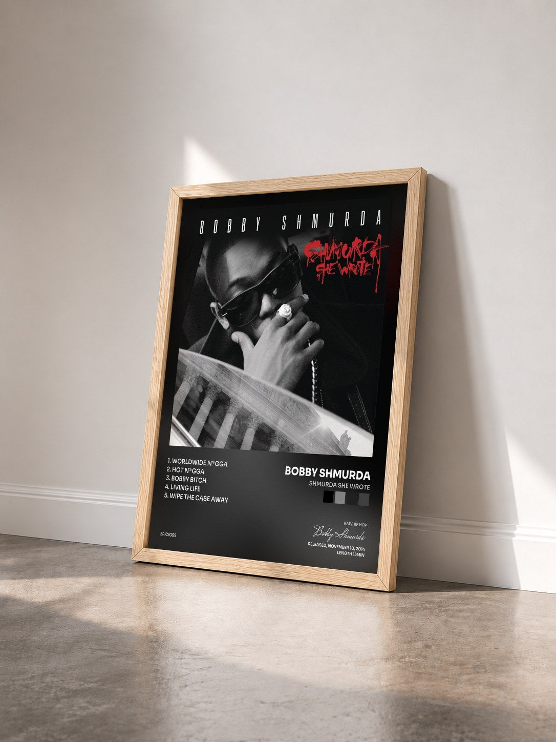 #bois Tableau de l'album Shmurda She Wrote de Bobby Shmurda vu de trois quarts, cadre en bois brut