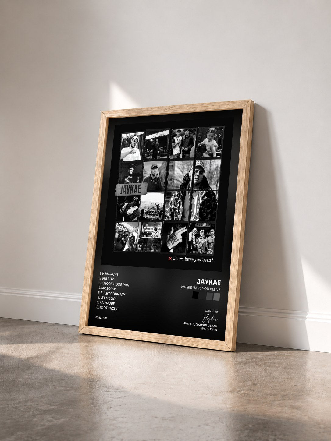 #bois Tableau de l'album Where Have You Been? de Jaykae vu de trois quarts, cadre en bois brut