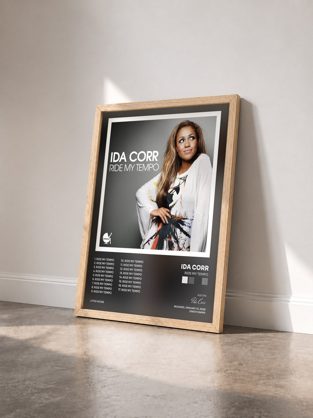 #bois Tableau de l'album Ride My Tempo de Ida Corr vu de trois quarts, cadre en bois brut