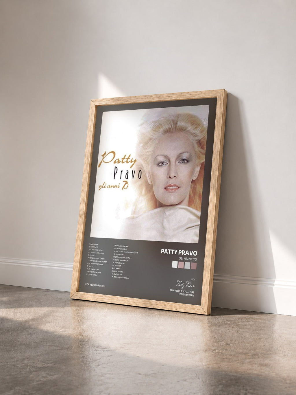 #bois Tableau de l'album Gli Anni '70 de Patty Pravo vu de trois quarts, cadre en bois brut