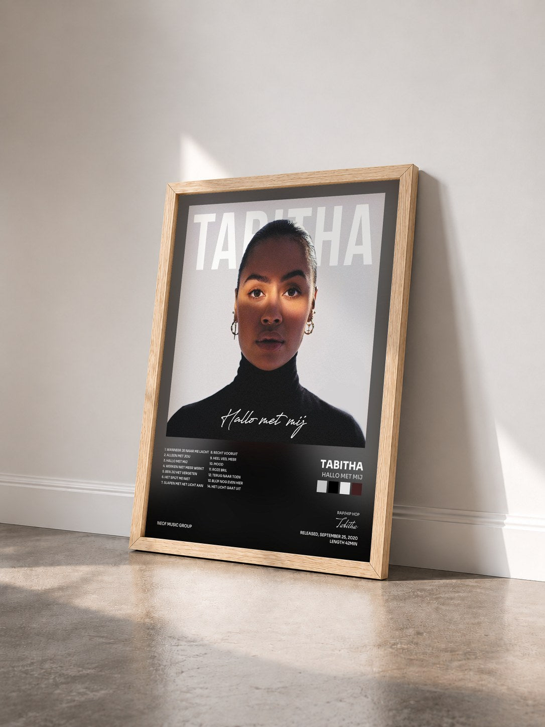 #bois Tableau de l'album Hallo Met Mij de Tabitha vu de trois quarts, cadre en bois brut