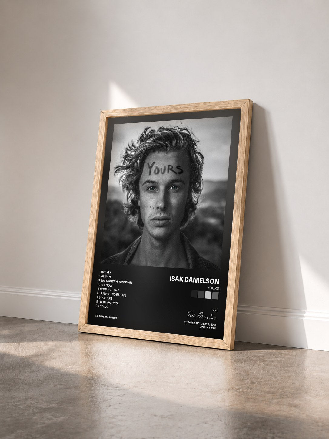 #bois Tableau de l'album Yours de Isak Danielson vu de trois quarts, cadre en bois brut