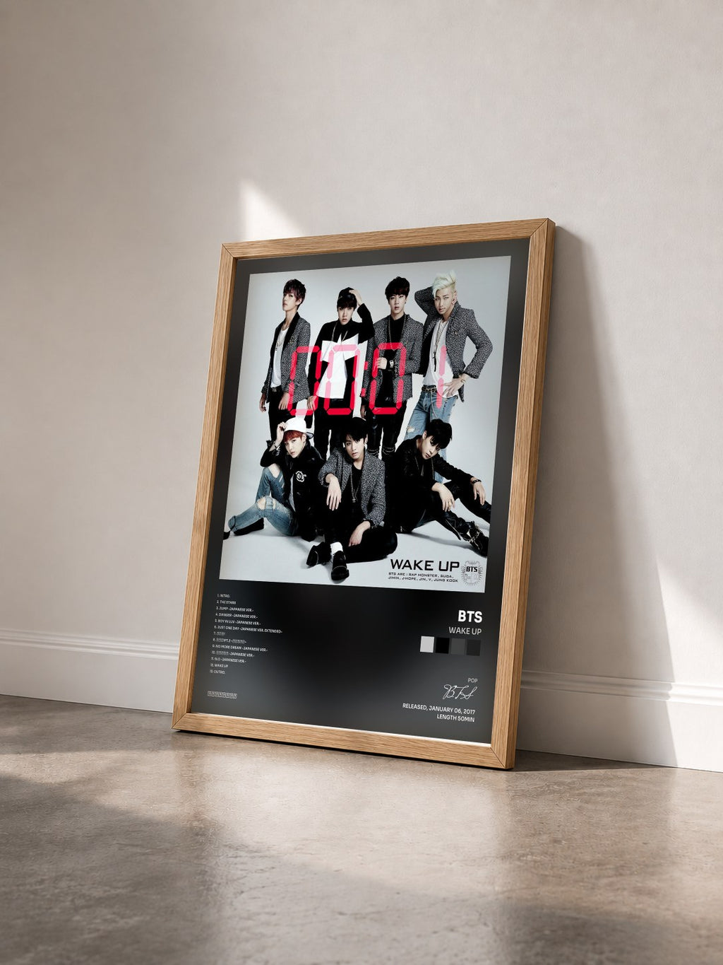 #bois Tableau de l'album WAKE UP de BTS vu de trois quarts, cadre en bois brut