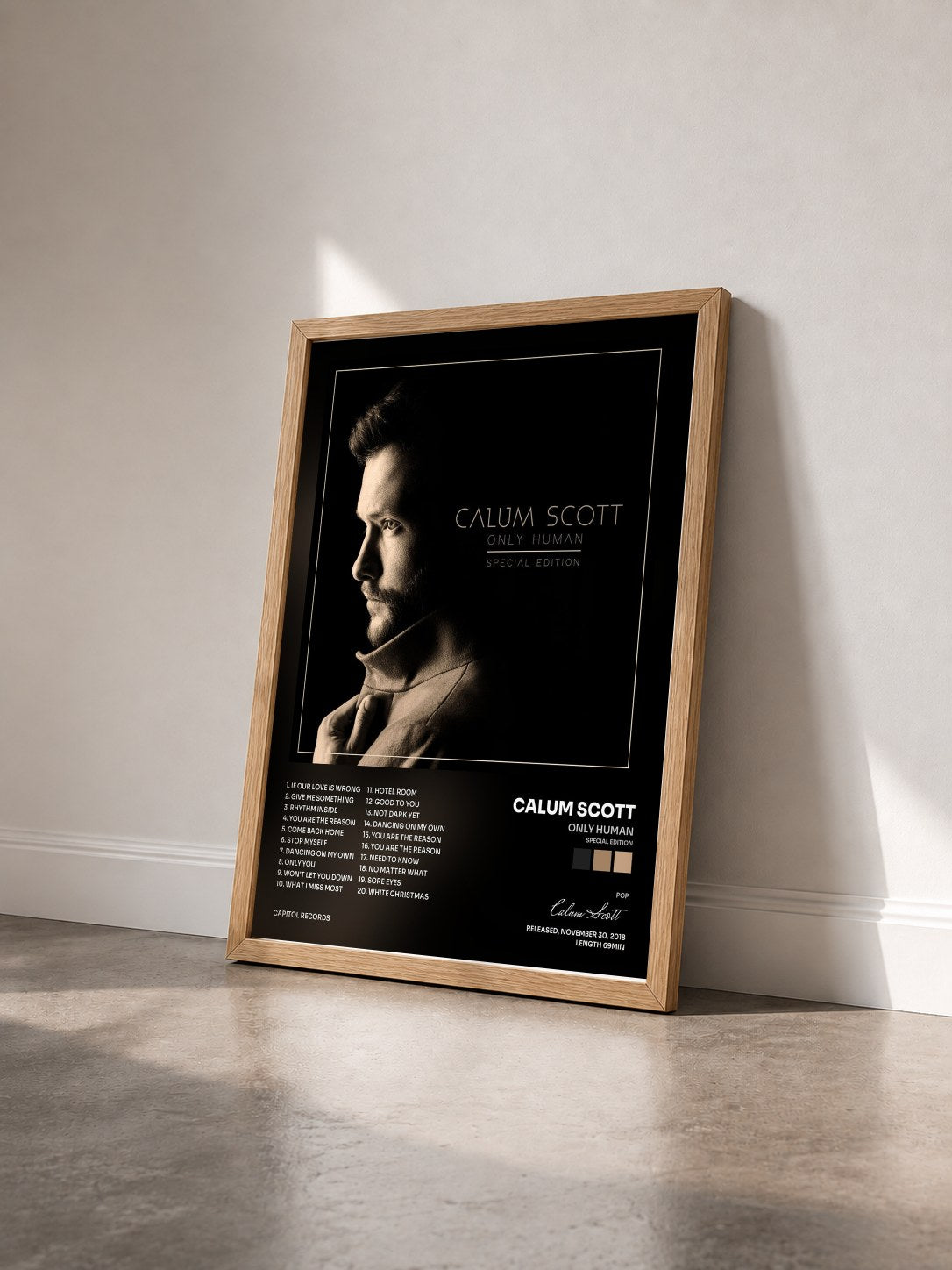 #bois Tableau de l'album Only Human (Special Edition) de Calum Scott vu de trois quarts, cadre en bois brut