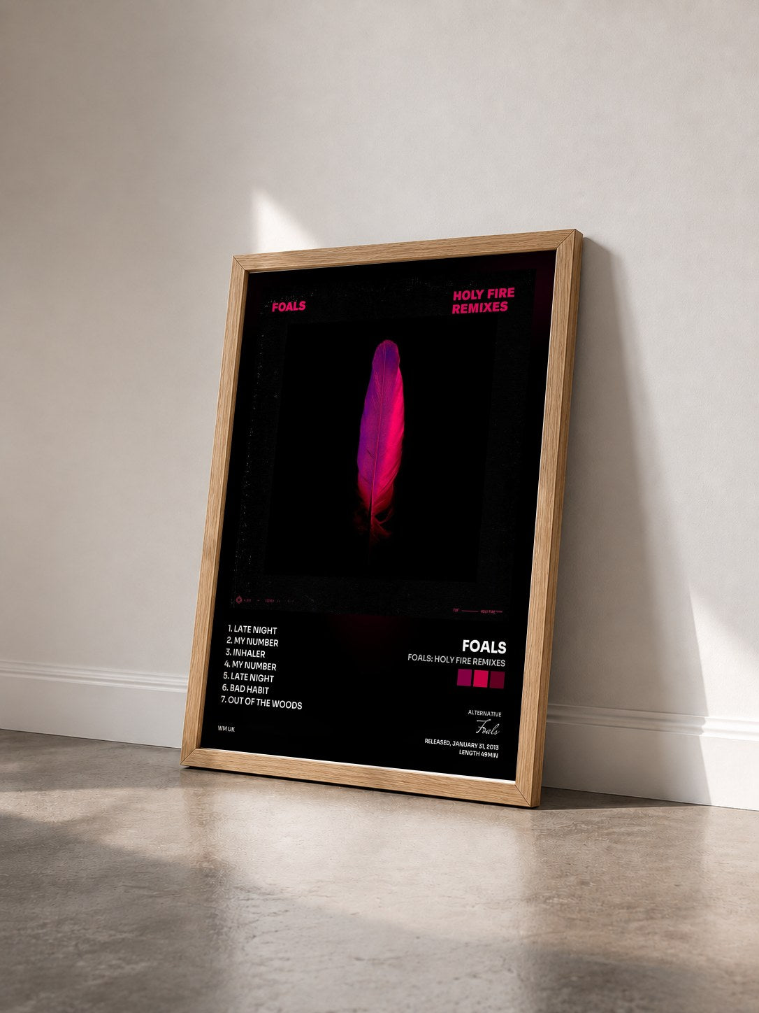 #bois Tableau de l'album Foals: Holy Fire Remixes de Foals vu de trois quarts, cadre en bois brut