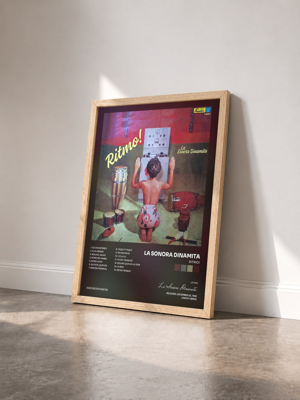 #bois Tableau de l'album Ritmo! de La Sonora Dinamita vu de trois quarts, cadre en bois brut