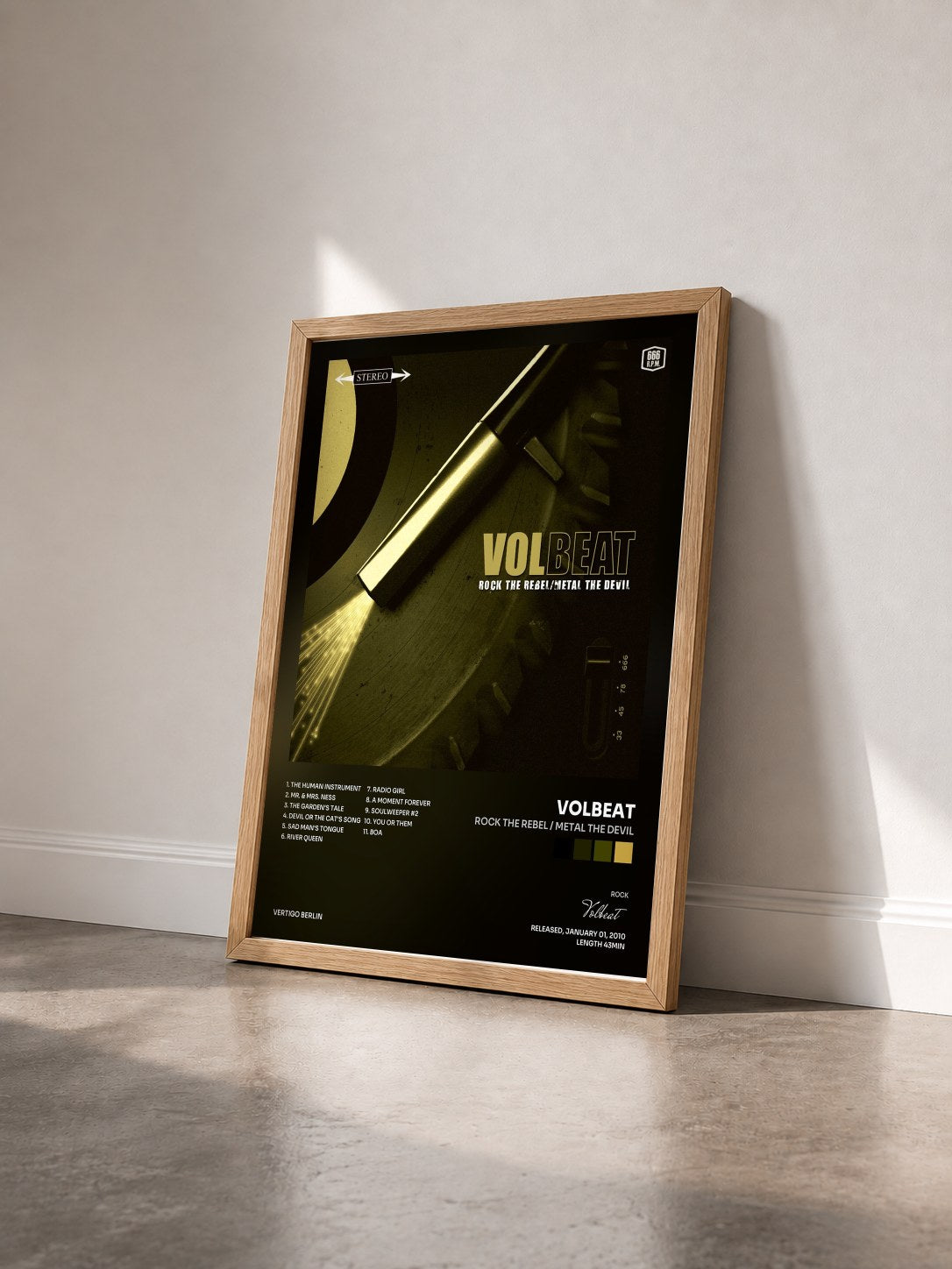 #bois Tableau de l'album Rock The Rebel / Metal The Devil de Volbeat vu de trois quarts, cadre en bois brut