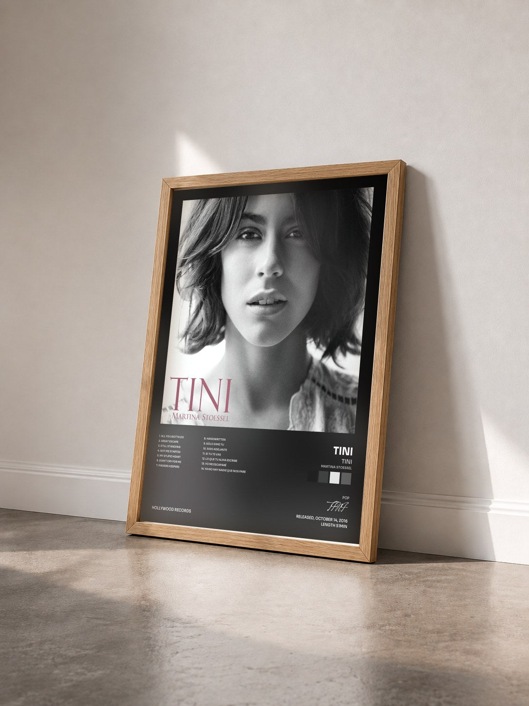 #bois Tableau de l'album TINI (Martina Stoessel) de TINI vu de trois quarts, cadre en bois brut