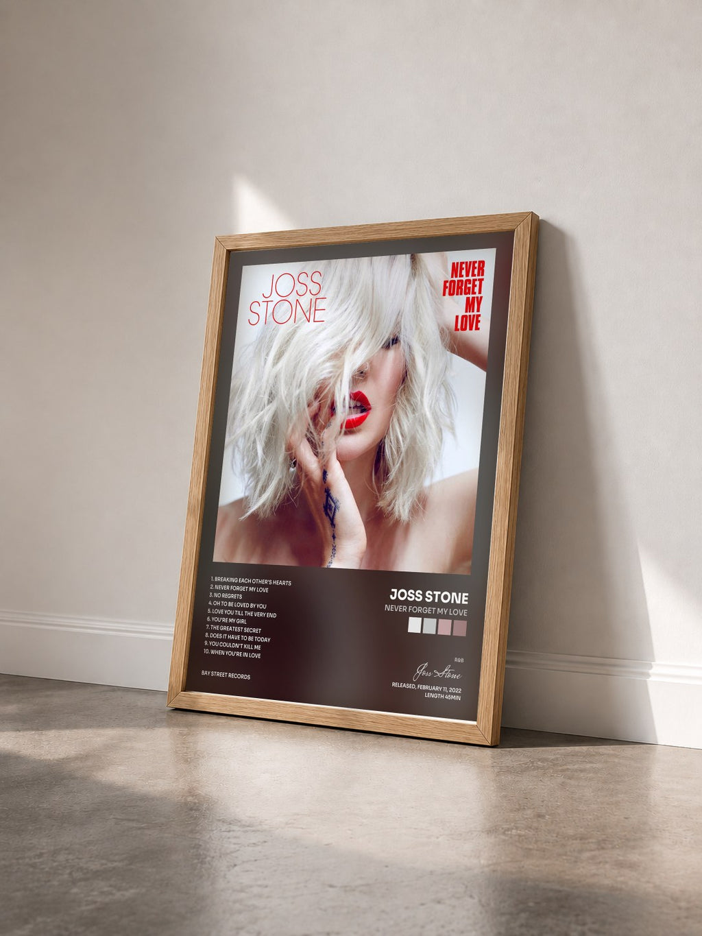 #bois Tableau de l'album Never Forget My Love de Joss Stone vu de trois quarts, cadre en bois brut