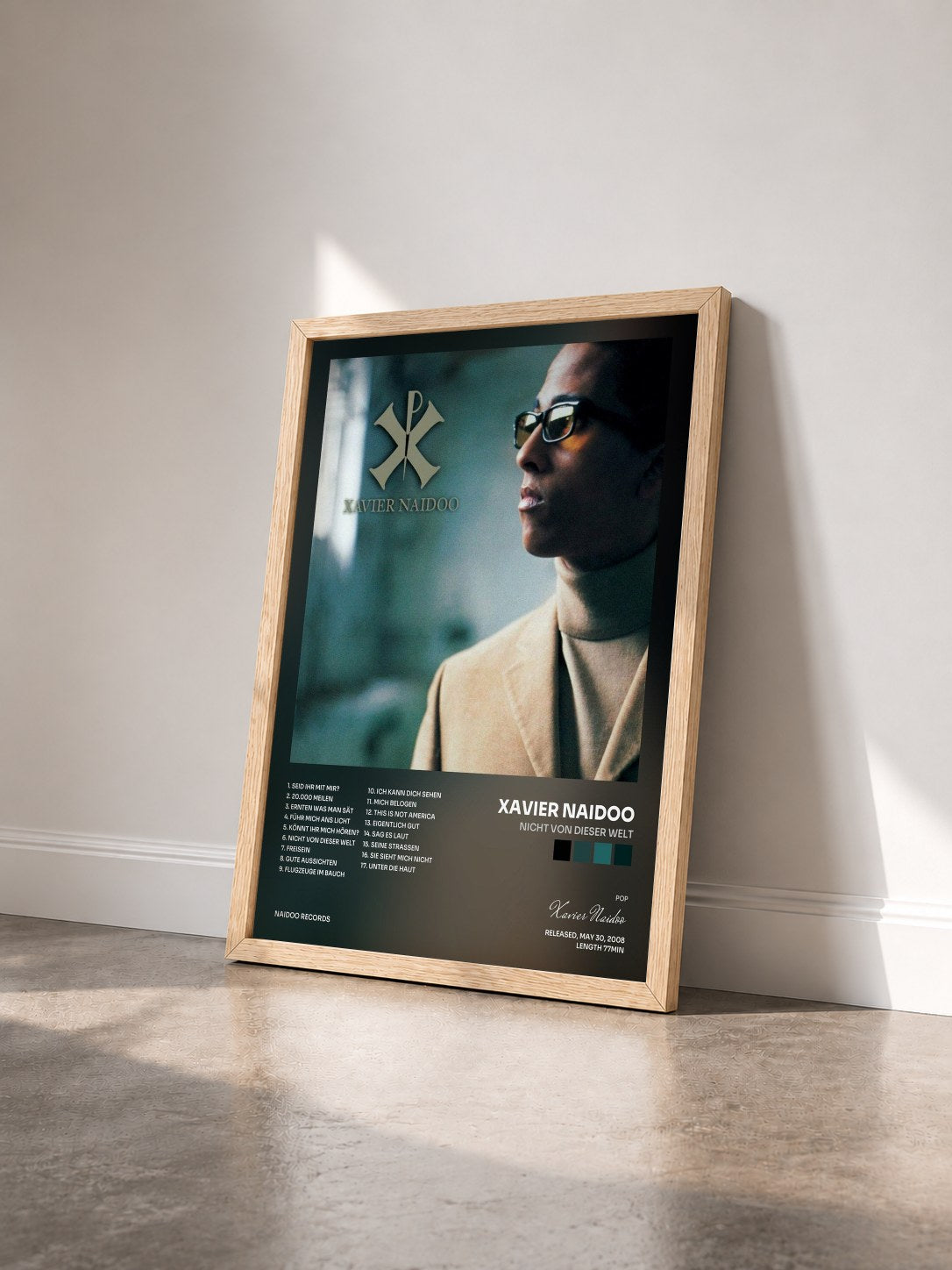 #bois Tableau de l'album Nicht von dieser Welt de Xavier Naidoo vu de trois quarts, cadre en bois brut