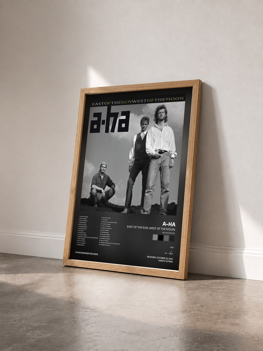 #bois Tableau de l'album East of the Sun, West of the Moon (Deluxe Edition) de a-ha vu de trois quarts, cadre en bois brut