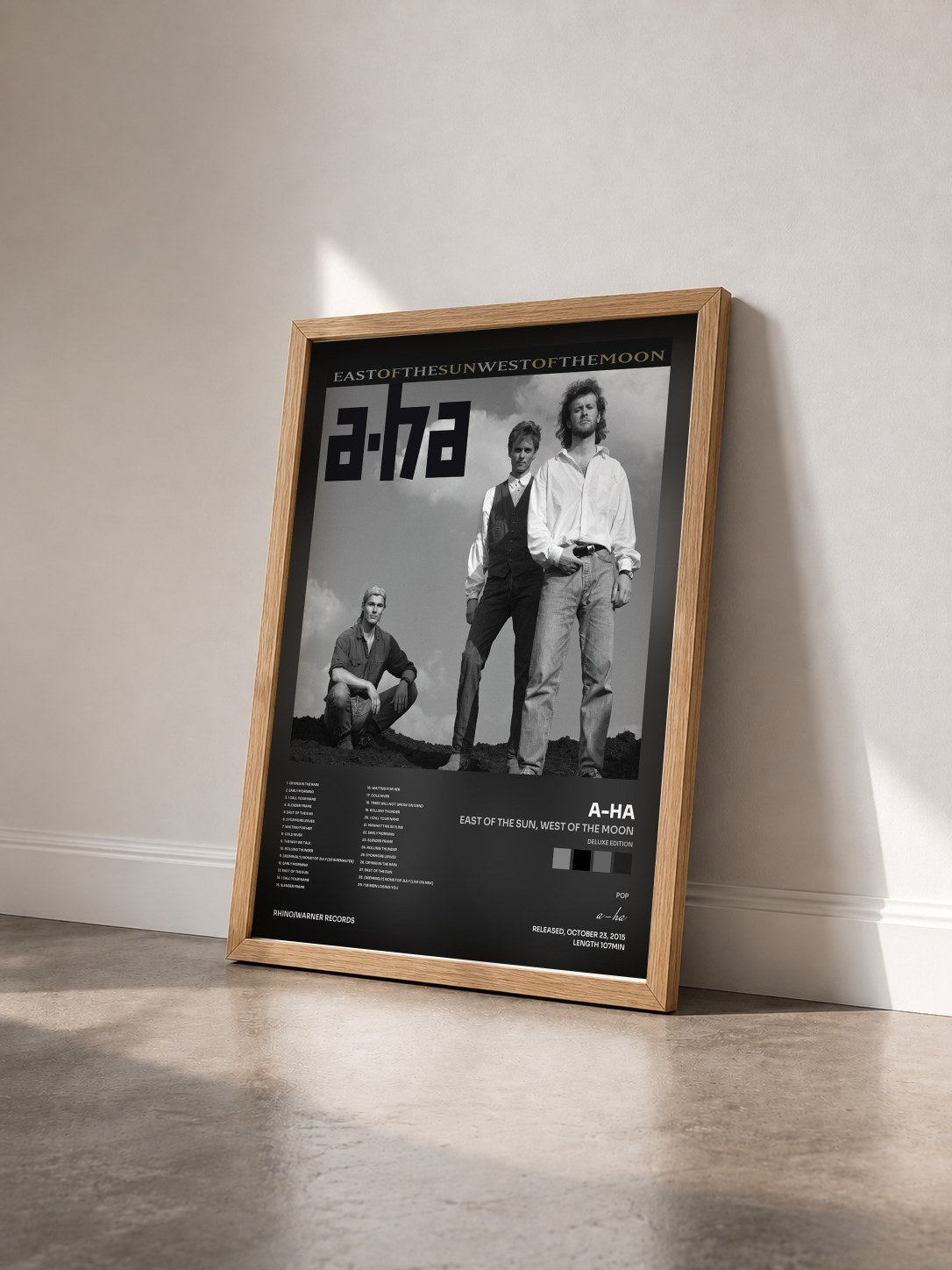 #bois Tableau de l'album East of the Sun, West of the Moon (Deluxe Edition) de a-ha vu de trois quarts, cadre en bois brut
