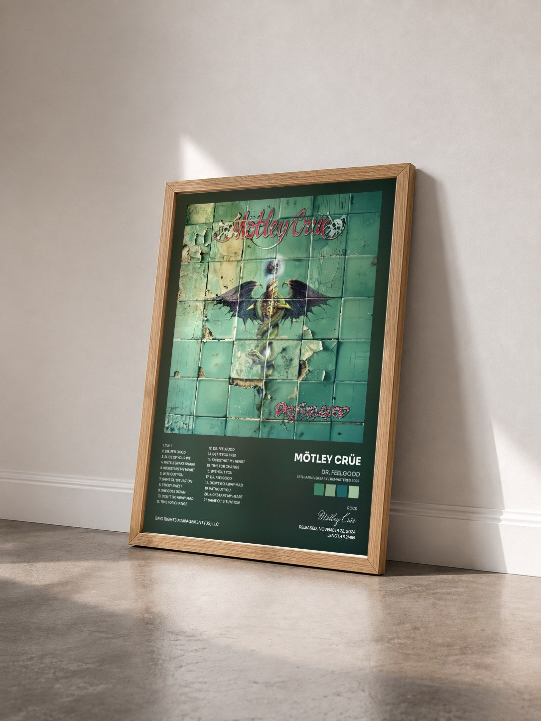 #bois Tableau de l'album Dr. Feelgood (35th Anniversary / Remastered 2024) de Mötley Crüe vu de trois quarts, cadre en bois brut