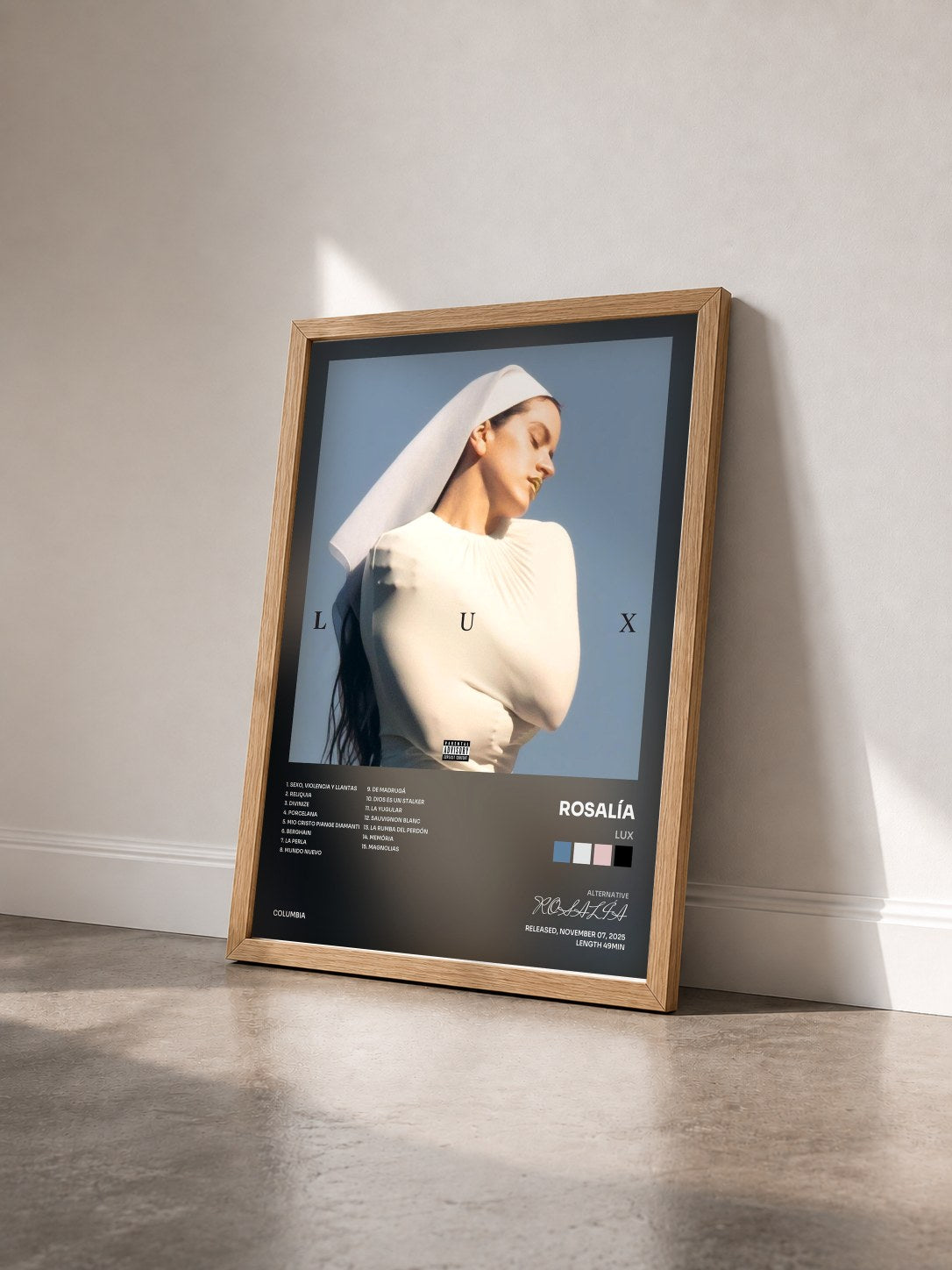 #bois Tableau de l'album LUX de ROSALÍA vu de trois quarts, cadre en bois brut