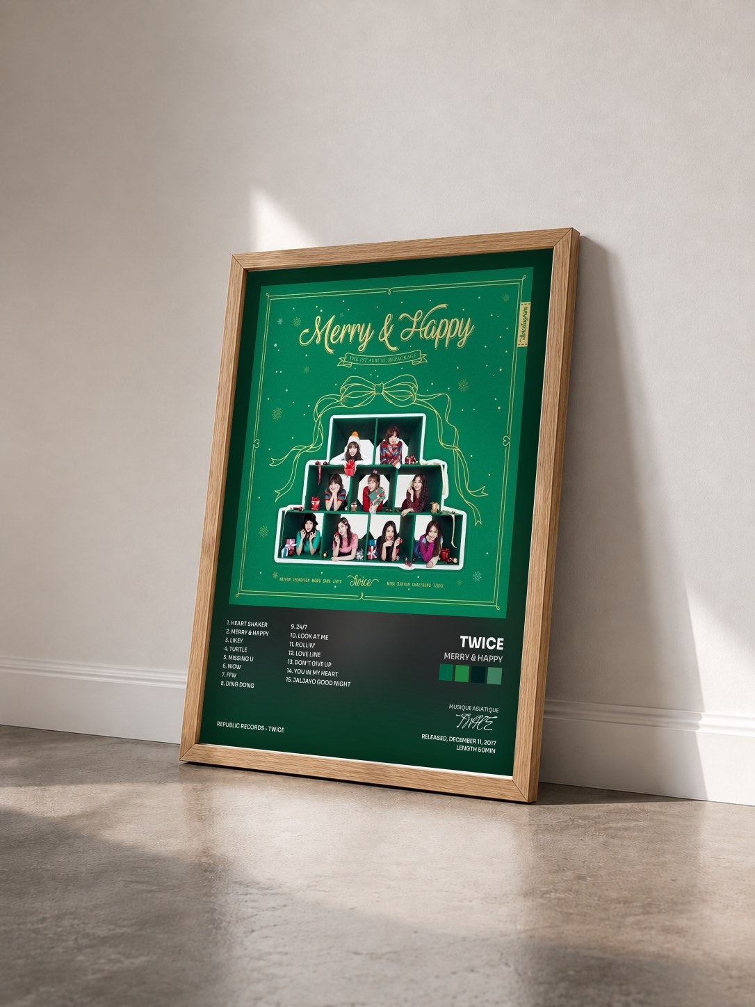 #bois Tableau de l'album Merry & Happy de TWICE vu de trois quarts, cadre en bois brut