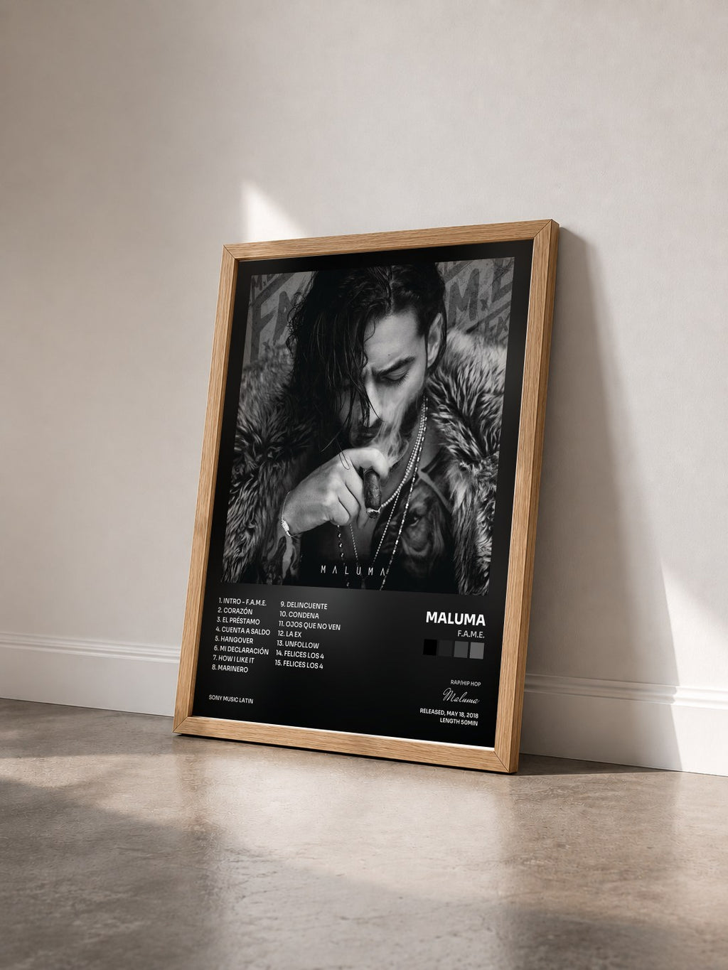 #bois Tableau de l'album F.A.M.E. de Maluma vu de trois quarts, cadre en bois brut