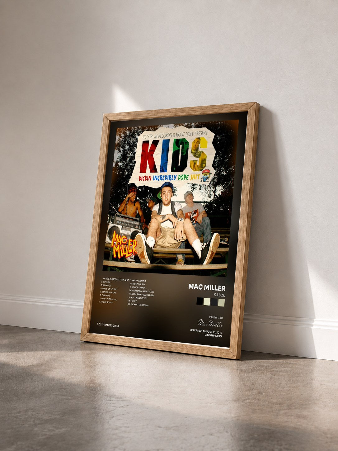 #bois Tableau de l'album K.I.D.S. de Mac Miller vu de trois quarts, cadre en bois brut