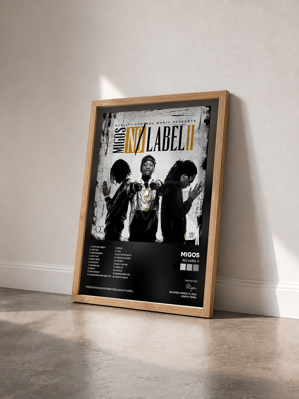#bois Tableau de l'album No Label II de Migos vu de trois quarts, cadre en bois brut