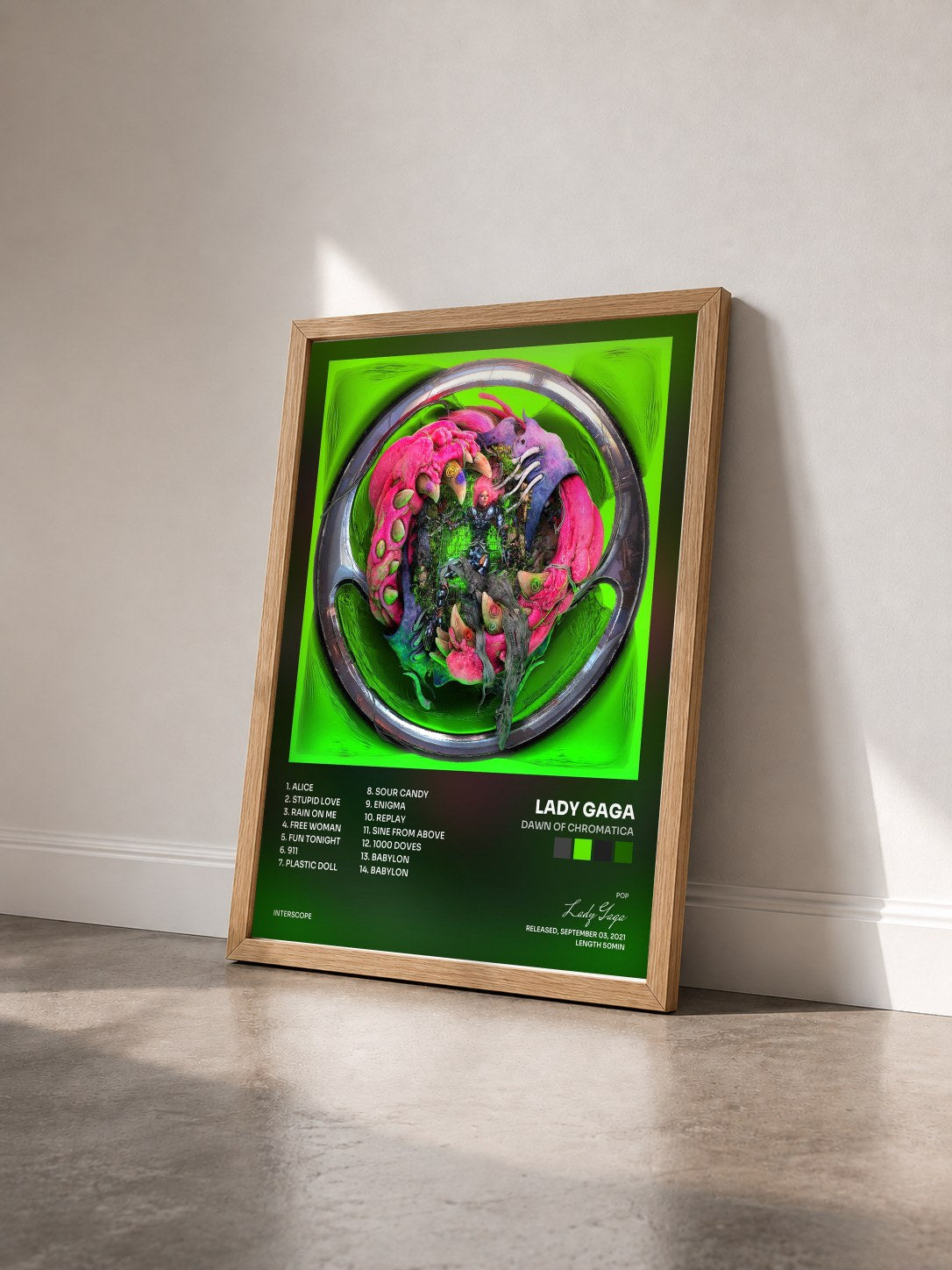 #bois Tableau de l'album Dawn Of Chromatica de Lady Gaga vu de trois quarts, cadre en bois brut