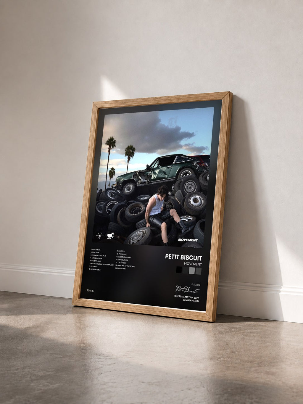 #bois Tableau de l'album Movement de Petit Biscuit vu de trois quarts, cadre en bois brut