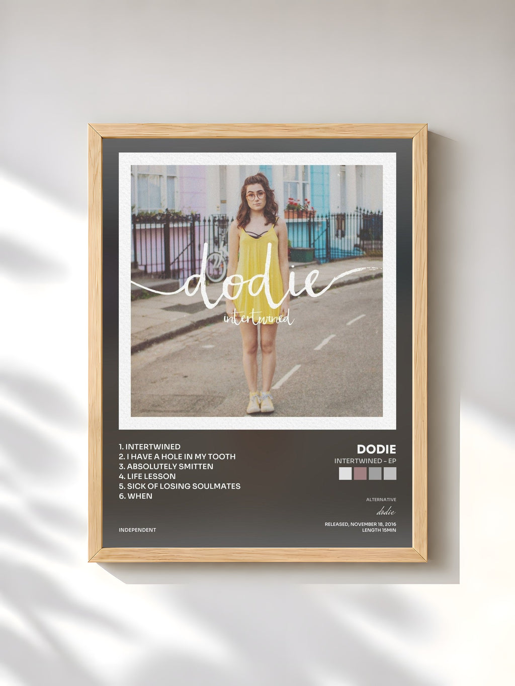 #bois Tableau de l'album Intertwined - EP de dodie, cadre en bois brut, imprimé et encadré en France
