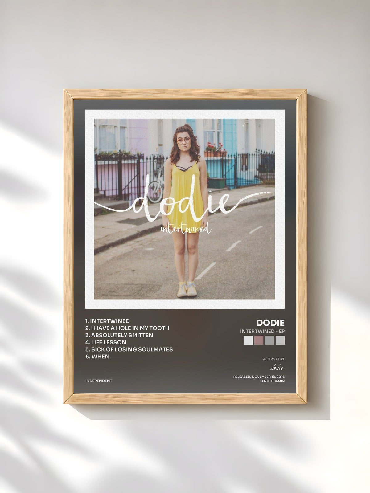#bois Tableau de l'album Intertwined - EP de dodie, cadre en bois brut, imprimé et encadré en France