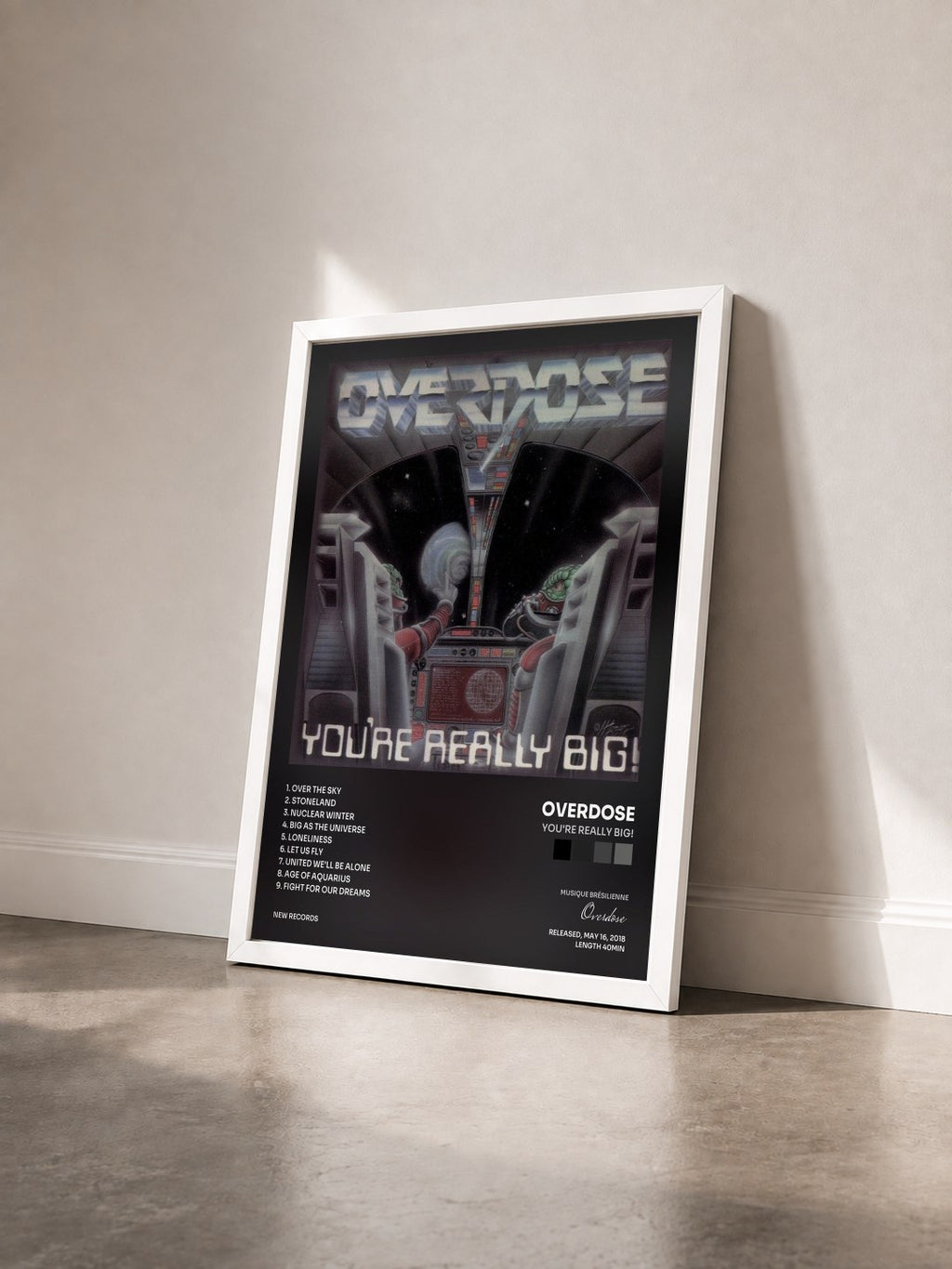 #blanc Tableau de l'album You're Really Big! de Overdose vu de trois quarts, cadre blanc