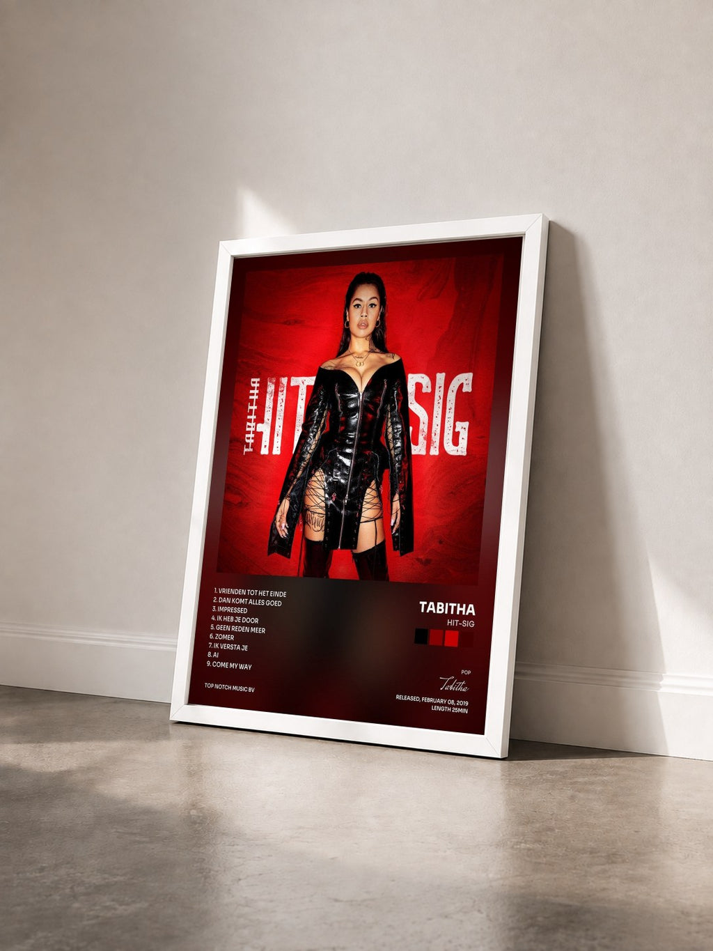 #blanc Tableau de l'album HIT-SIG de Tabitha vu de trois quarts, cadre blanc
