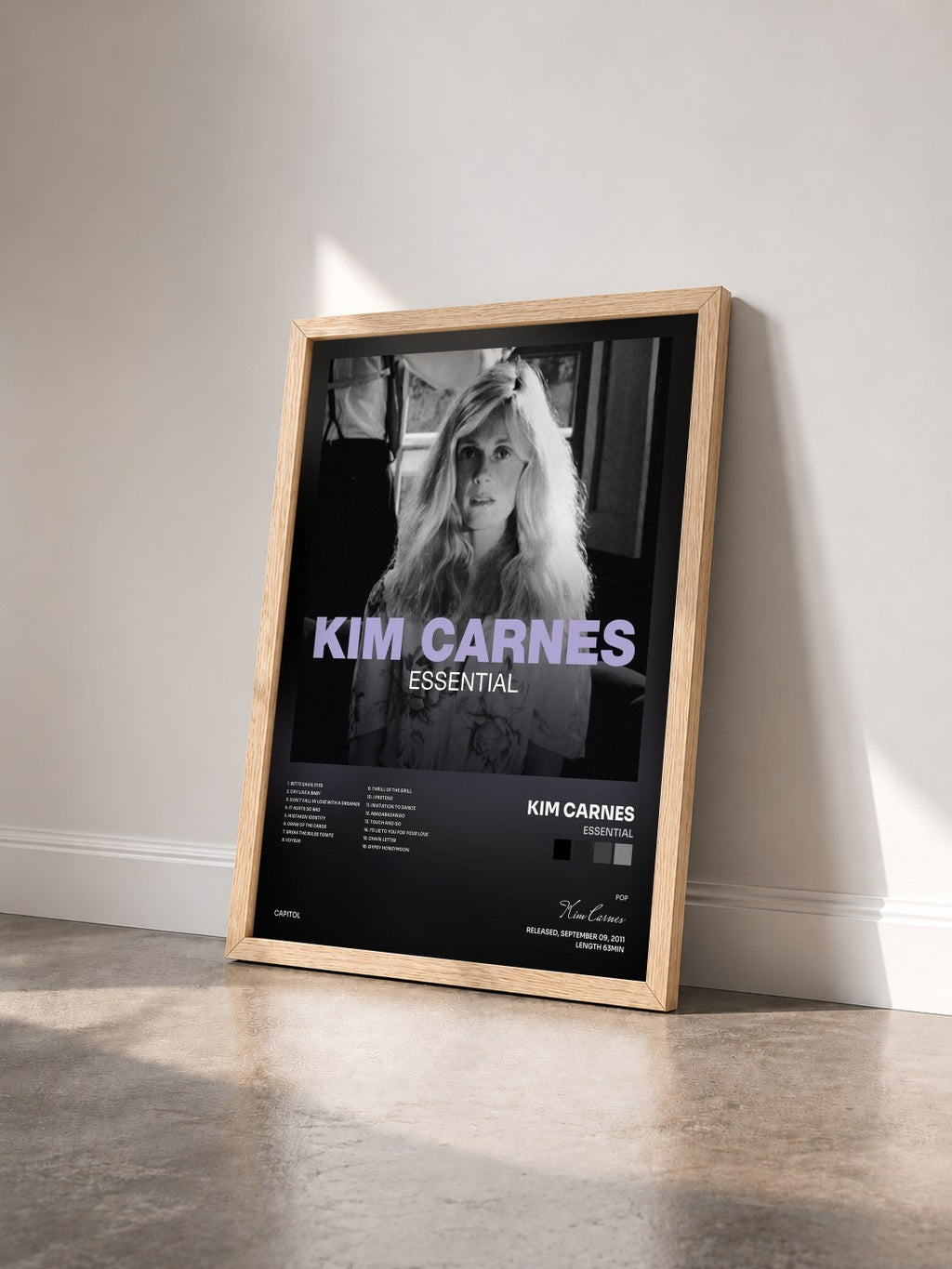 #bois Tableau de l'album Essential de Kim Carnes vu de trois quarts, cadre en bois brut