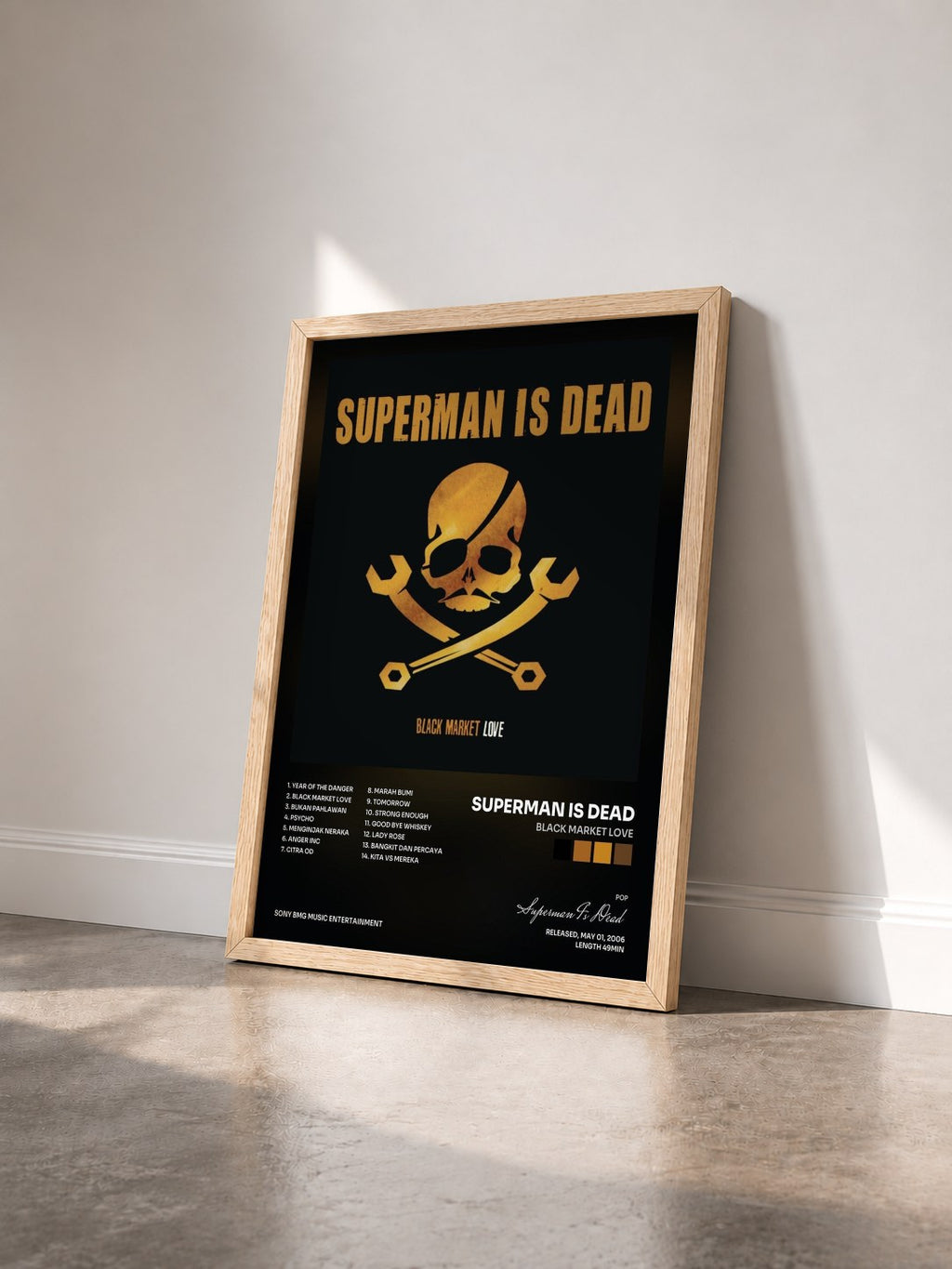 #bois Tableau de l'album Black Market Love de Superman Is Dead vu de trois quarts, cadre en bois brut