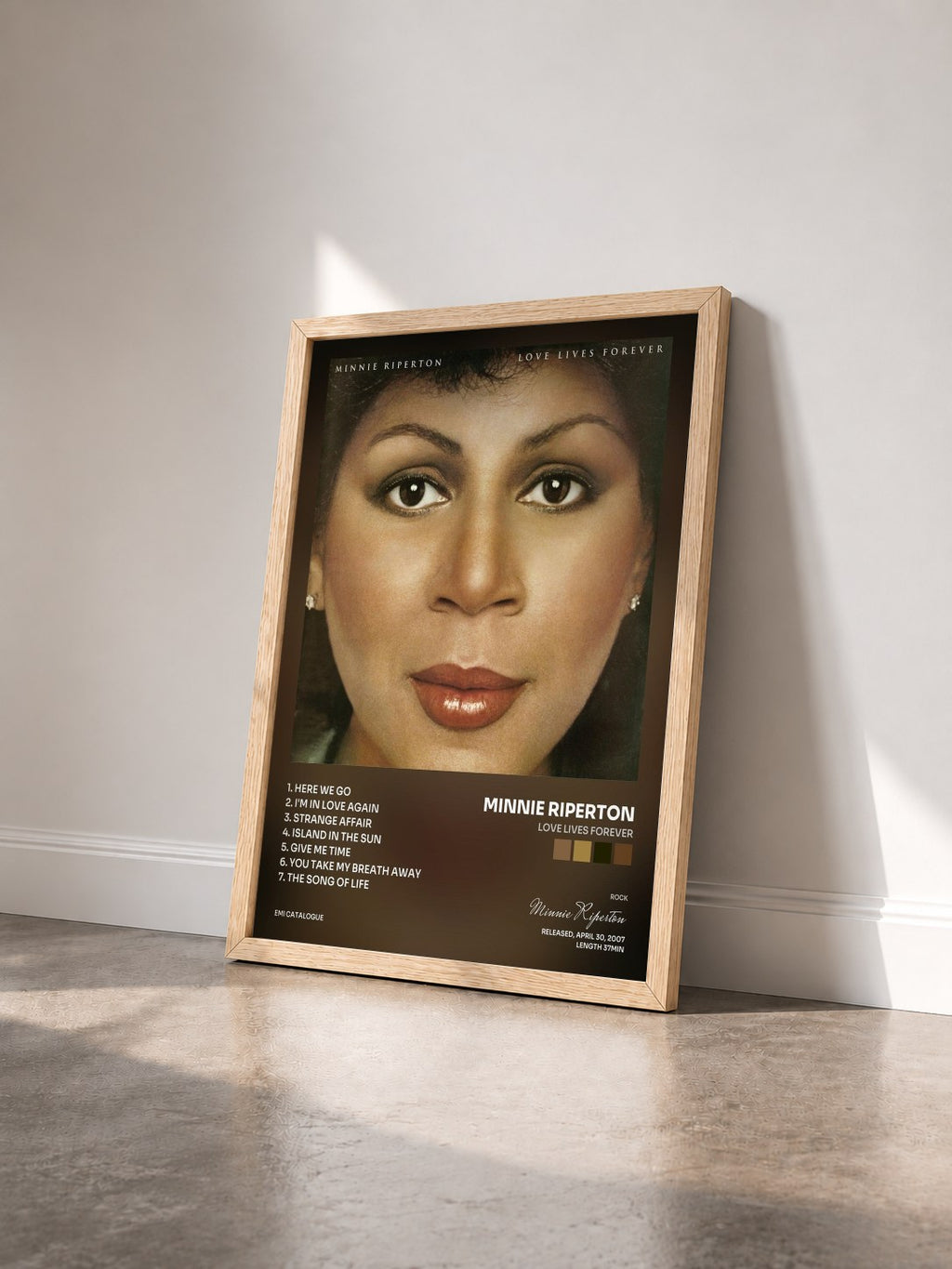 #bois Tableau de l'album Love Lives Forever de Minnie Riperton vu de trois quarts, cadre en bois brut