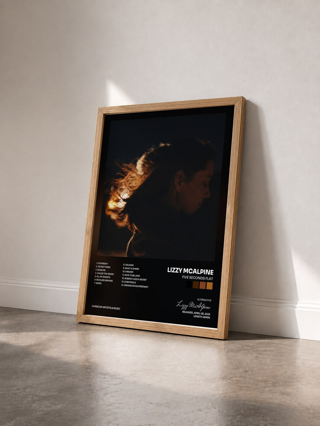 #bois Tableau de l'album five seconds flat de Lizzy McAlpine vu de trois quarts, cadre en bois brut