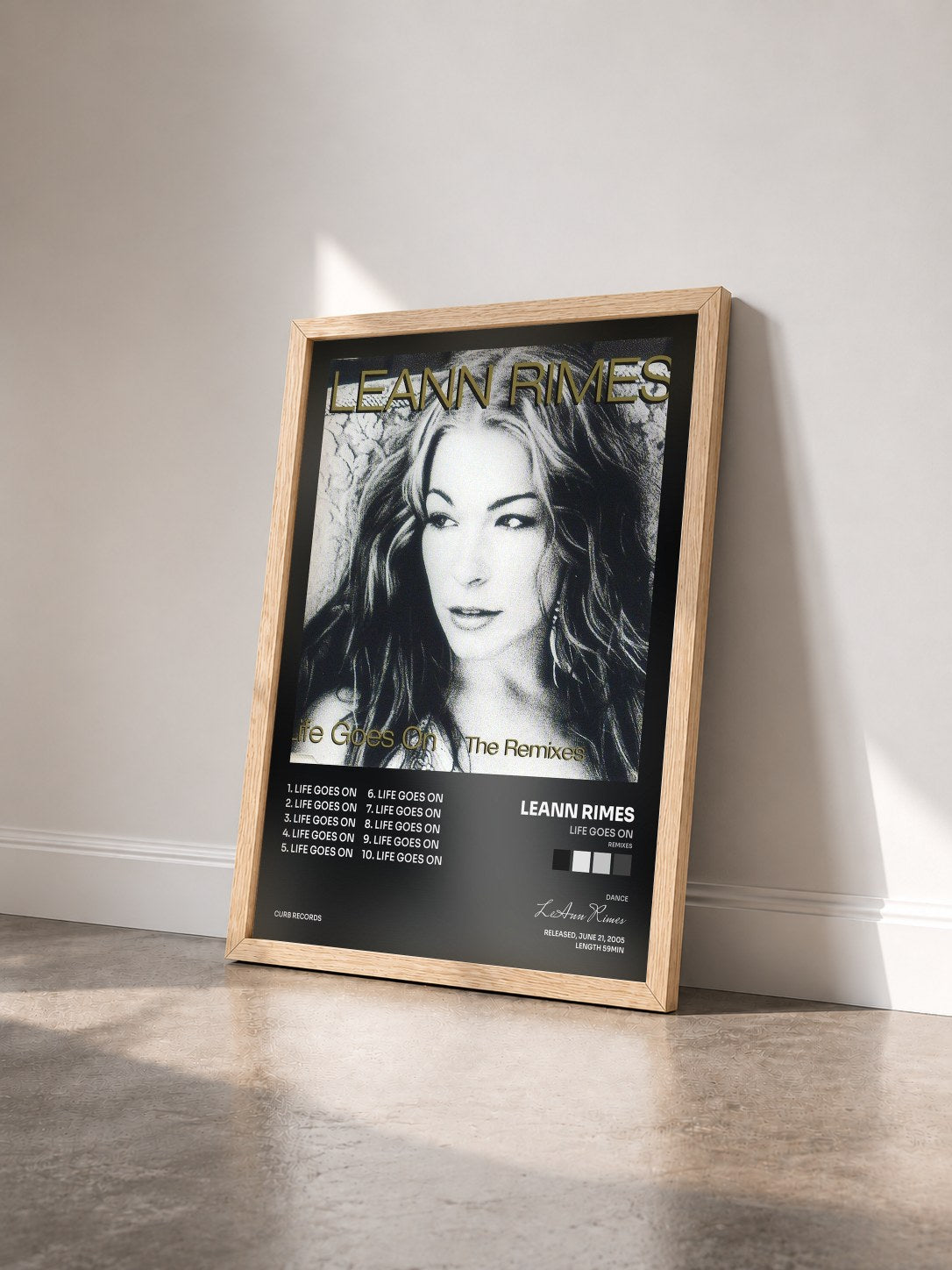 #bois Tableau de l'album Life Goes On (Remixes) de LeAnn Rimes vu de trois quarts, cadre en bois brut