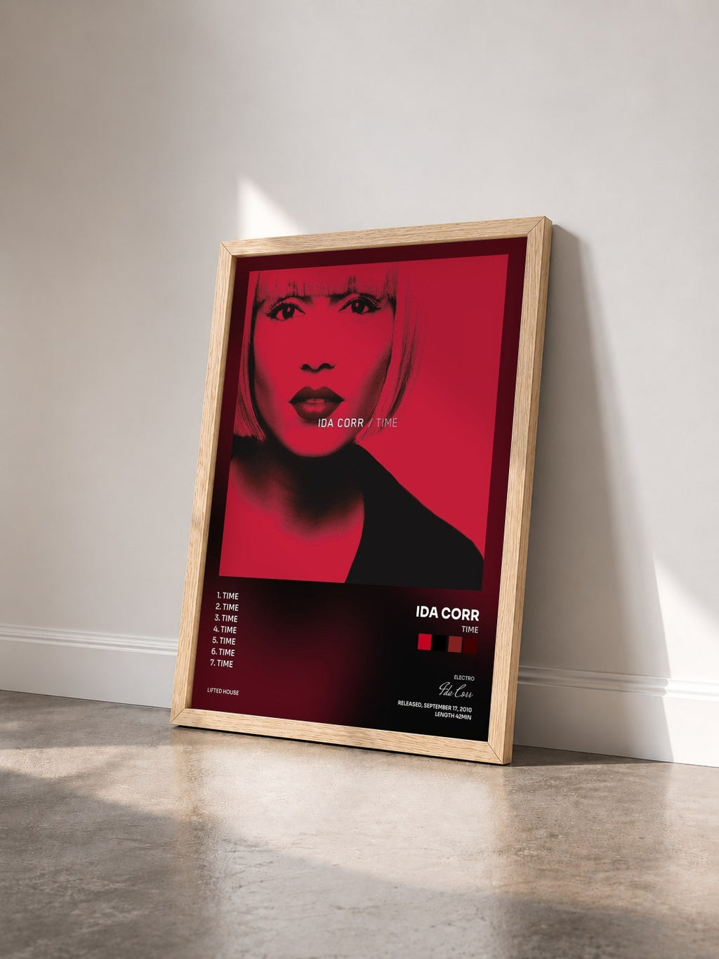 #bois Tableau de l'album Time de Ida Corr vu de trois quarts, cadre en bois brut
