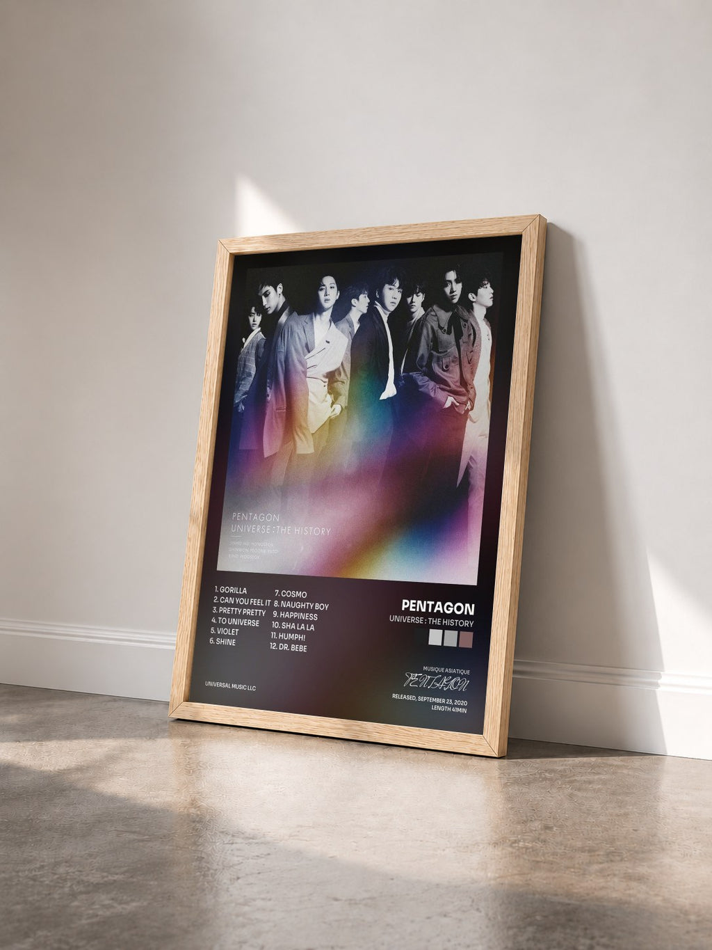#bois Tableau de l'album UNIVERSE : THE HISTORY de PENTAGON vu de trois quarts, cadre en bois brut