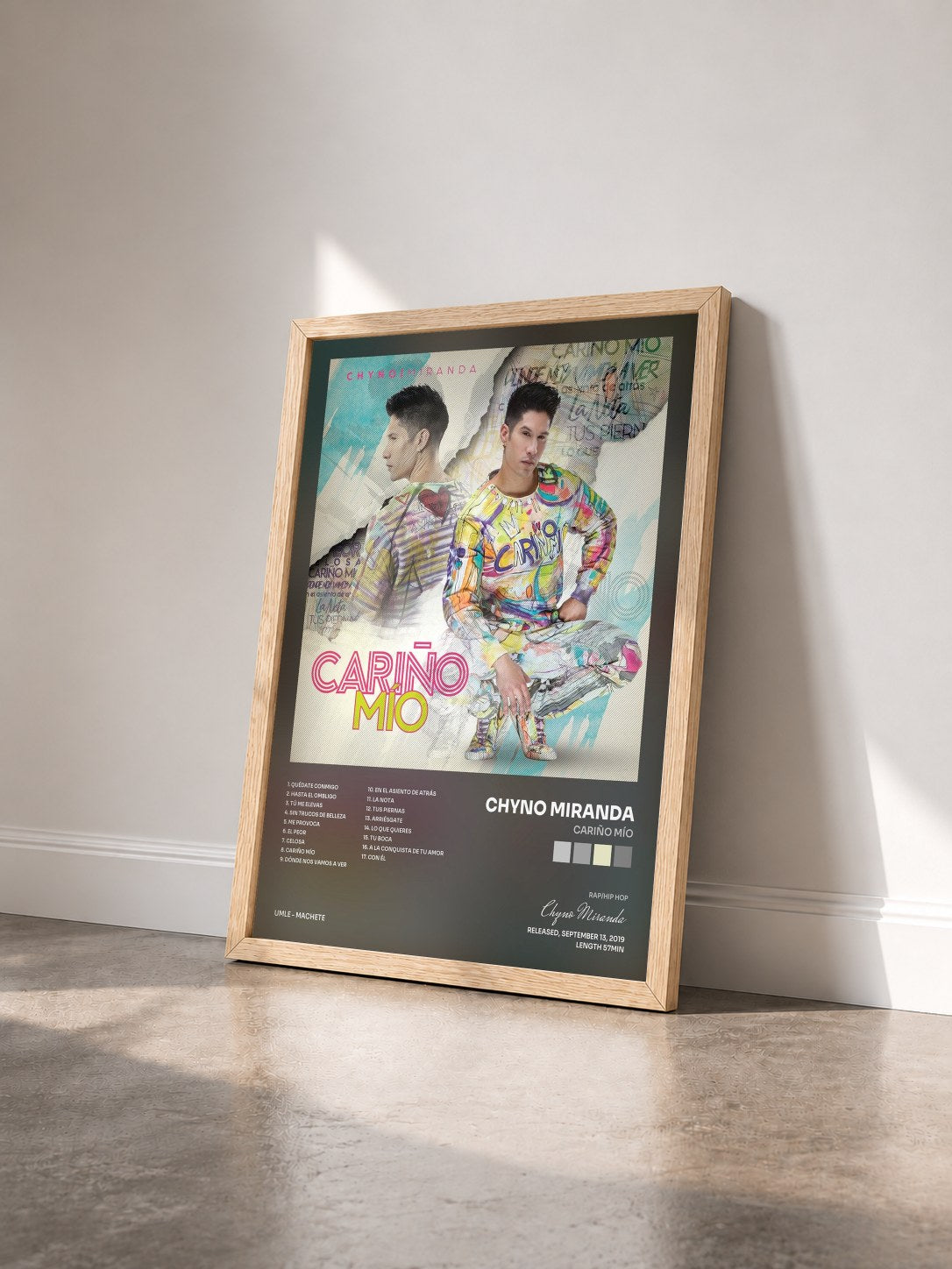 #bois Tableau de l'album Cariño Mío de Chyno Miranda vu de trois quarts, cadre en bois brut