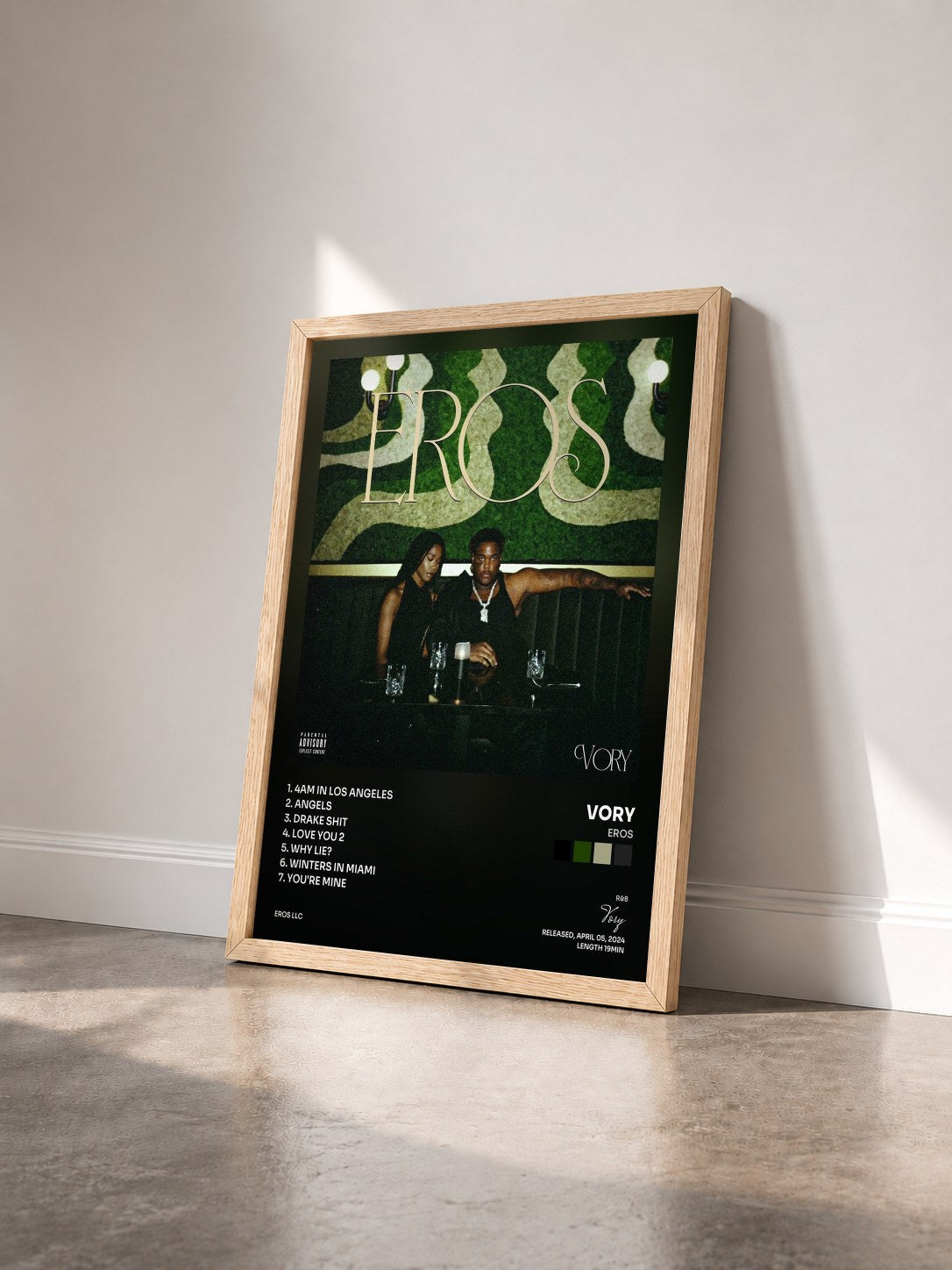 #bois Tableau de l'album EROS de Vory vu de trois quarts, cadre en bois brut