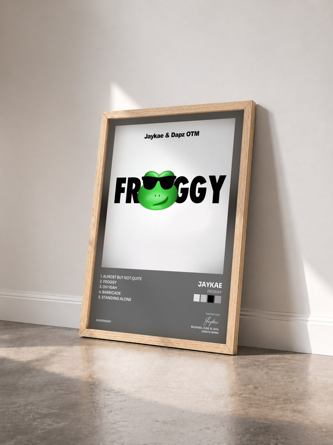 #bois Tableau de l'album Froggy de Jaykae vu de trois quarts, cadre en bois brut