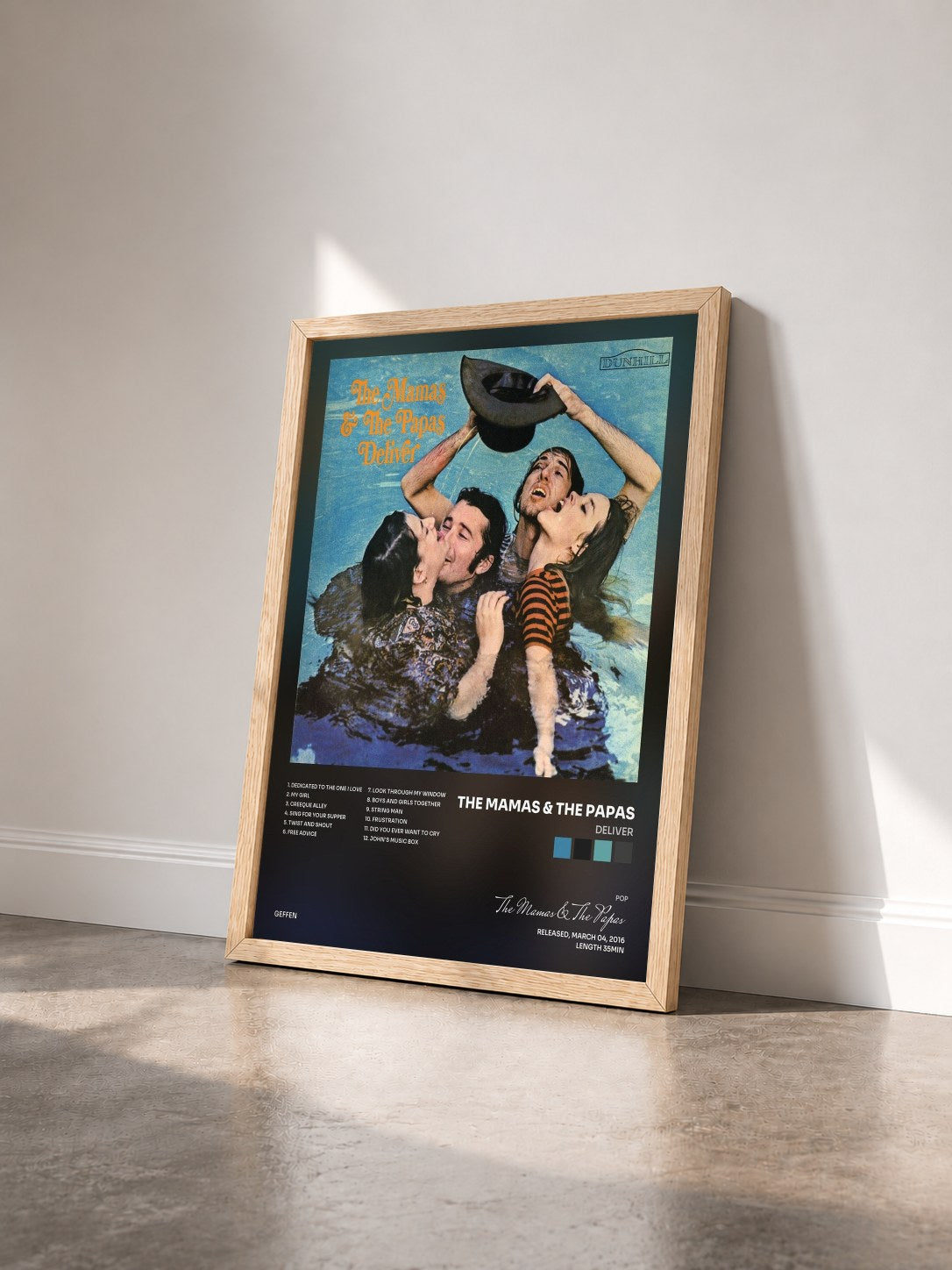 #bois Tableau de l'album Deliver de The Mamas & The Papas vu de trois quarts, cadre en bois brut