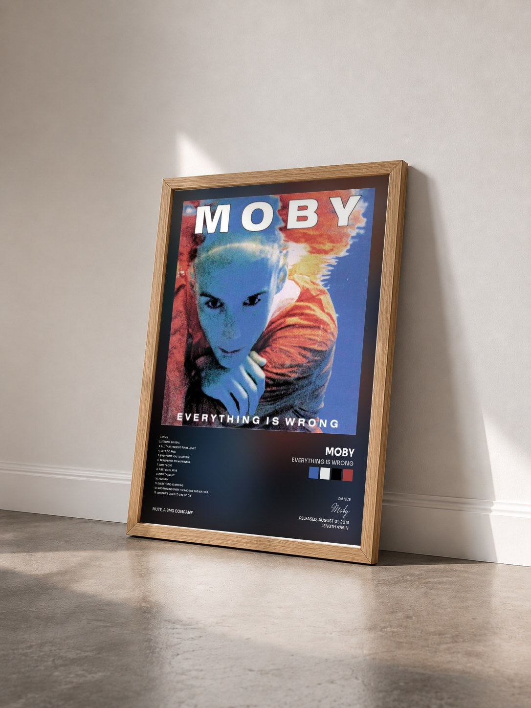 #bois Tableau de l'album Everything Is Wrong de Moby vu de trois quarts, cadre en bois brut