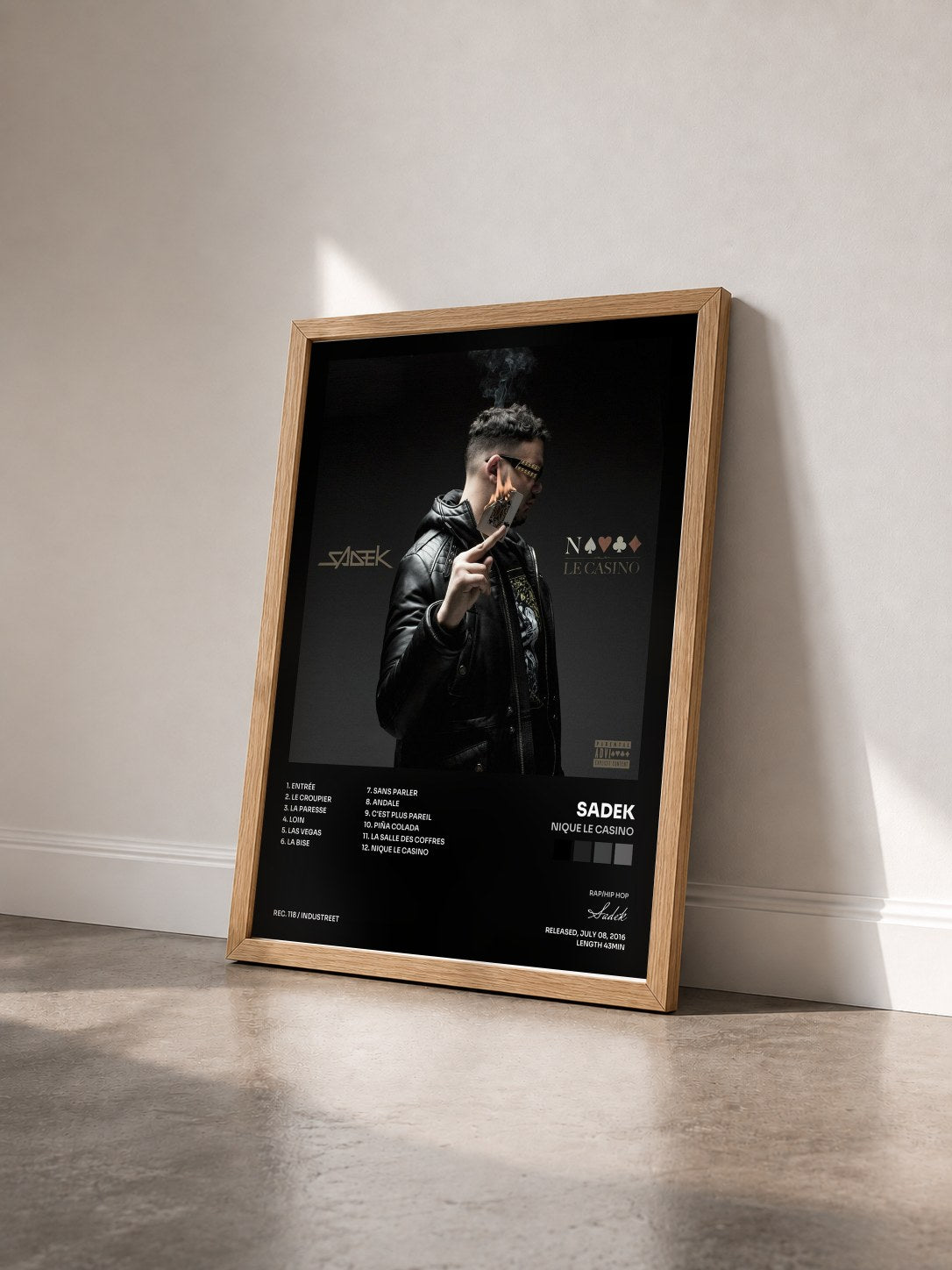 #bois Tableau de l'album Nique le casino de Sadek vu de trois quarts, cadre en bois brut