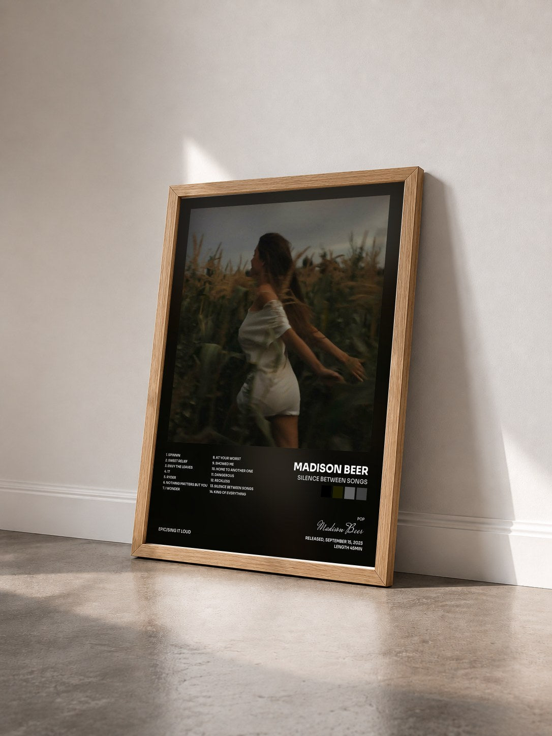 #bois Tableau de l'album Silence Between Songs de Madison Beer vu de trois quarts, cadre en bois brut